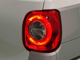 丸目で愛嬌のあるデザインのLEDリヤコンビネーションランプ(LEDストップランプ)が省電力・長寿命化を実現。