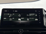 高機能なナビゲーションシステムとオーディオを搭載し、目的地までの案内や音楽を楽しめます。長距離ドライブも快適にサポートしてくれます。