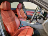 【コックピットシート】BMW車の主役席。車体中央にくる様に配置し車両重心とが一致する事でドライバーと車との一体感あるドライビングを実現。人間工学に基づき形成した形状が長時間のドライブ疲労も軽減します!