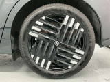 【純正アルミホイール】車体に最適化された設計による優れた耐久性と走行性能、そしてデザイン性。特に、足回りの軽量化は加速性能・燃費・乗り心地の向上に繋がり、ブレーキ性能も高めます。