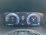 車の状態を示す重要なデータをデジタル表示し、ドライバーは真正面で確認できます。ディスプレイは、カスタマイズできます。