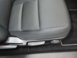 運転席の状態が出る場所ですが、ご覧の通りにキレイな状態ですよ。シートリフターの調整幅も大きいので、ポジションにお悩みの方はぜひ一度お座りになってくださいね。