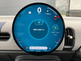 円形有機ELセンターディスプレイ、ミュージックサーバー、Bluetooth、ハンズフリーフォン付。