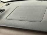 【助手席エアバッグ】SRSエアバッグとはシートベルトの働きを補助して衝突した時に乗員の衝撃を軽減するシートベルト併用式エアバッグ。前面衝突時に瞬時に膨らみ、頭部と胸部の衝撃を軽減します。