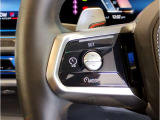 【アクティブクルーズコントロール】一定速度での巡航はもちろん、前方の車両との距離を一定に保ちながら自動で加減速を行います。BMWは車両停止までの制御が可能となりますので、渋滞時には大変嬉しい機能です。