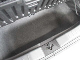 ラゲッジスペースの下にはさらにこんなに大きなラゲッジスペースがあるんですよ。洗車道具など普段使わないものはここに入れておけば見た目にもスッキリしますよね。