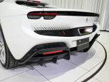 エクステリアは、フェラーリの伝統的なソリッドホワイトである「Bianco Avus(ビアンコ・アヴス)」を纏っています。