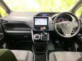 広々とした空間と使いやすいレイアウトで、快適な移動をサポートします。運転席からの視界も良好で、運転しやすい設計です。