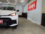 当店では専任のメカニックが大切なお客様のお車を一台一台丁寧に整備いたします。自社認証工場にてリフトアップし下回りまでキッチリ検査いたします。