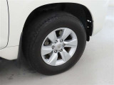 装着タイヤサイズは、265/65R17です。純正アルミホイールを装着しております。