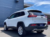 JEEPエンブレムが輝く後姿は見とれてしまうほど魅力的!
