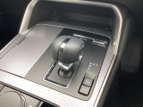 CX-80ではエレキシフトを採用しました。様々なシーンで迷いなくシフト操作ができるよう、一般的なAT車と同様の操作方法としつつ、シンプルなシフトパターンとしています。