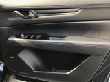 運転席のパワーウィンドウスイッチとトリムデザインです。