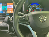 握りやすいデザインで、長距離運転でも疲れにくいステアリングホイール。操作もスムーズに行えます。