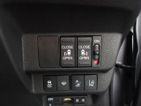 運転席の手元で両側のスライドドアの開閉操作が可能です。