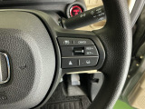 ステアリングホイールの右側がクルーズコントロールスイッチです。アクセルペダルを踏まずに一定走行が出来るので、高速道路での走行がグッと快適になります。