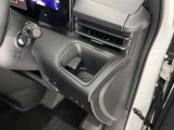 【ドリンクホルダー】さまざまな場所にございますので便利ですよ。