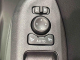 キーフリー連動で施錠時に格納します。降車の直前まで後方確認ができ、閉じ忘れも防げます。