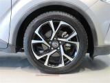 純正のアルミホイール装着車です。タイヤサイズは225/50R18です。