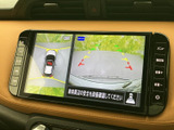 駐車や後退時に安全をサポートします。広視野角の大画面で後方の状況を確認できるため、狭い場所でも安心して運転できます。