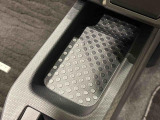 スマートフォンなどがスッキリ置けるセンターコンソールトレイです