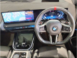 【ハンドル】ドライバーとBMW車の一体感がダイレクトに伝わるステアリングホイール。形状・太さへの拘りに加えて、操作性を高める為にスイッチ類も配置。クイックかつ安定のドライビングを体感下さい!