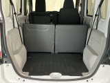 いろいろな使い方ができる広くて使い勝手のいい荷室。※一部、角度調整などができない車種もございます