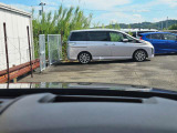 必要な情報を投影するヘッドアップディスプレイ(運転席前のガラス等に車速やナビ情報を投影する機能)。視線移動を抑え、速度やナビのルート案内、安全警告を直感的に確認。長距離運転でも疲れません。