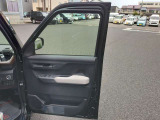 運転席のドア内部でございます。