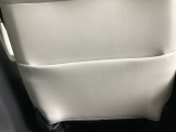 前席背面に、収納ポケットが付いています。