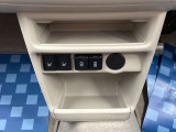 シートヒーターのスイッチとUSB充電ポートが2口あります。USB充電は、タイプAとタイプCに対応しています。
