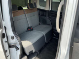 コンパクトでも車内広々。頭上空間も広く快適にお過ごしいただけます。後席足元空間も十分な広さを確保しております。座面も厚く快適です!