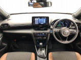 シンプルながら機能性あふれる運転席廻りです。視界性もよく、運転しやすいですよ。
