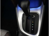 親しみやすいシフトです。 坂道や信号の多い日本では操作が簡単でいいです。 シフトチェンジしやすい所に配置されているので操作し易いですよ。