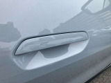 【デザインとの融合】BMWデザイナーが創り出したボディデザインを損なう事のない様に配置とデザインに拘っています。ドアノブについてもBMWの拘りに妥協はありません。