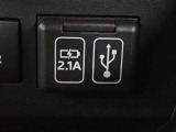 充電用USB端子付き。スマートフォンなどの充電に便利です。