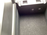 運転席/助手席の間のコンソールボックスにはUSB端子とHDMI端子が装備されてます。
