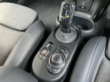MINIならではのデザインのシフトレバー。内装デザインもMINIの特徴です。
