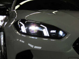 アダプティブLEDヘッドライト車が曲がる方向を照射、また車速に応じて照射範囲や到達距離を自動制御するバリアブルコントロールライト付き LEDは太陽光に近く優れた視認性を発揮、消費電力も低減のため省燃費に貢献