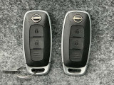 【インテリジェントキー】カバンやポケットに入れたままでもドアの施錠・開錠が可能なスマートキーを装備。スタートボタンのオン・オフ時もカギを取り出す必要がないからとっても便利です♪
