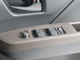 【パワーウインドゥマスタースイッチ】運転席より助手席やリヤドアガラスの開閉が出来るので便利ですね!運転席以外のウインドロック機能も付いています。