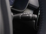 雨滴を自動感知して展開量を自動調整するレインセンサーワイパーも標準搭載。突然のゲリラ豪雨や霧雨の続く中でのトンネル連続通過など、騒がしく手を動かす必要はもうありません。