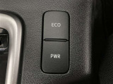 ECOモードはエアコンの効きなどを抑え低燃費に、PWRモードは急な坂道や高速の合流時、追い越しなど加速が欲しいときに便利です。