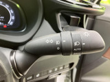 操作しやすいウインカーレバーで、安全な車内を確保します。視認性の高いデザインで、夜間走行時でも安心です。