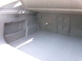 トランクは広く設計され、開口部も大きく荷物の積み下ろしがしやすい構造。フラットな床面でスーツケースや大型荷物も安定して収納でき、日常使いにも便利なスペースです。