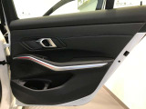 BMWはドアが分厚いです。衝突によりドアがつぶれてしまった場合にも外からいち早くドアを開けれるよう考えられています。数十秒の救出の遅れが命につながりかねない場合、こういった配慮が重要なポイントです。