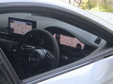 内装はシンプルに使い勝手を考え作られています。お車を運転する感覚をダイレクトに体感して頂けます。室内も広くロングドライブにも快適にお過ごしいただけます。