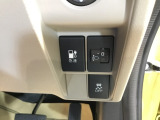 普通充電はフタを直接押し、急速充電は車内のボタンを操作して開け、あとは充電コネクターを差すだけで充電開始します。簡単な充電操作と、フタの開け方を変えることで差し間違いを防げる安心感。