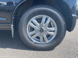タイヤ残り溝が1.6mmになる目安として「スリップサイン」が設けられています。この車は 割程度残っていますので、まだまだ安心してお乗りいただけます!