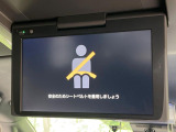 【14型有機ELフリップダウン】三列目からでも迫力のエンタメが観れる大画面フリップダウン。有機ELのモニターでは、一般的なフリップダウンよりも高コントラストでキレイな映像を楽しめます。